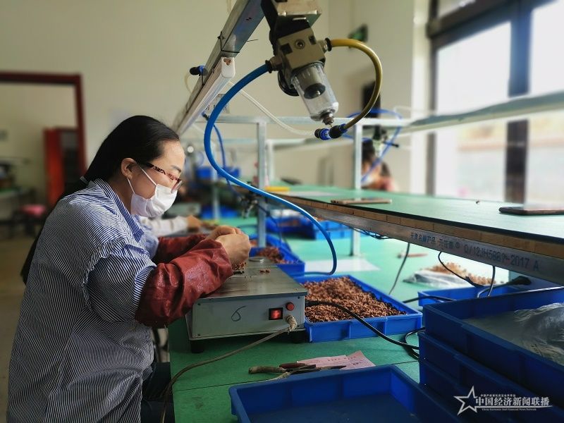 中磁尚善科技有限公司扶贫车间复工复产，有50多名贫困人口在家门口实现就业，主要从事电子产品绕线加工，每月工资1500元左右。王燕华摄.jpg