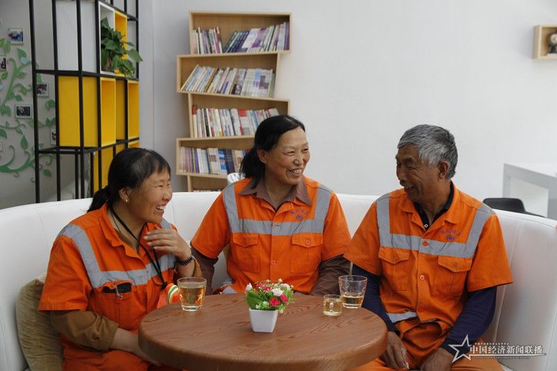 社区茶吧成为环卫工人的爱心驿站。 任建忠摄1.JPG
