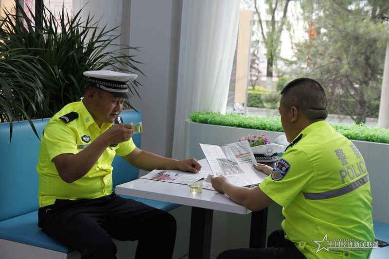 社区成为辖区执勤交警的“休憩站” 任建忠摄.JPG