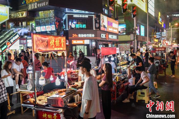 美食摊是人气最高的地方。郑晓光 摄 美食摊是人气最高的地方。郑晓光 摄