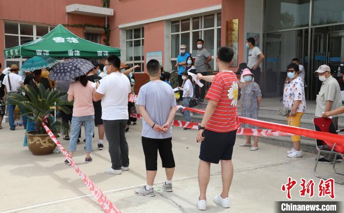 图为当地市民排队进行核酸检测。杨毅 摄