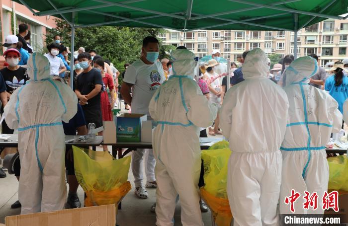 图为医护人员为市民进行核酸检测。杨毅 摄