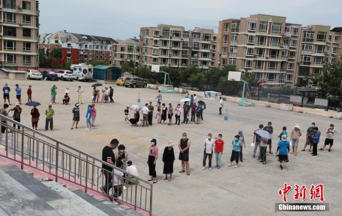 7月26日，辽宁大连，市民排队进行核酸检测。当日，大连市统筹推进新冠肺炎疫情防控和经济社会发展工作指挥部发布消息称，为有效降低疫情扩散风险，辽宁大连按照“应检尽检、愿检尽检”的原则，即日起在全市范围内开展免费核酸检测。
a target='_blank' href='http://www.chinanews.com/'中新社/a记者 杨毅 摄