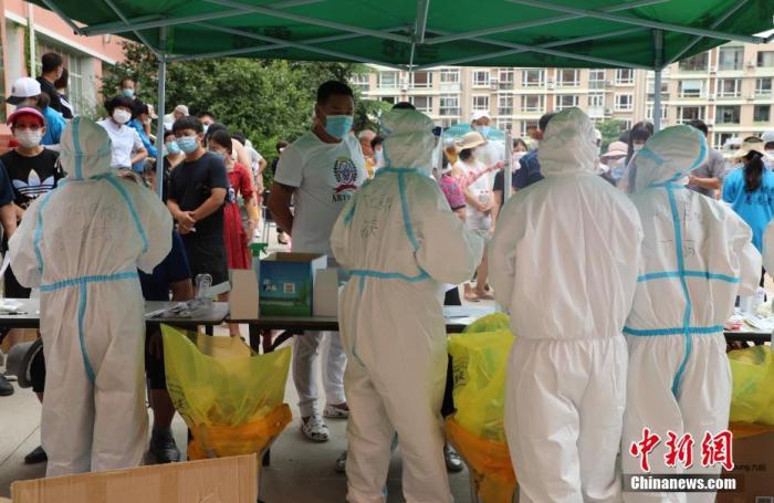 7月26日，辽宁大连，医护人员为市民进行核酸检测。当日，大连市统筹推进新冠肺炎疫情防控和经济社会发展工作指挥部发布消息称，为有效降低疫情扩散风险，辽宁大连按照“应检尽检、愿检尽检”的原则，即日起在全市范围内开展免费核酸检测。
a target='_blank' href='http://www.chinanews.com/'中新社/a记者 杨毅 摄