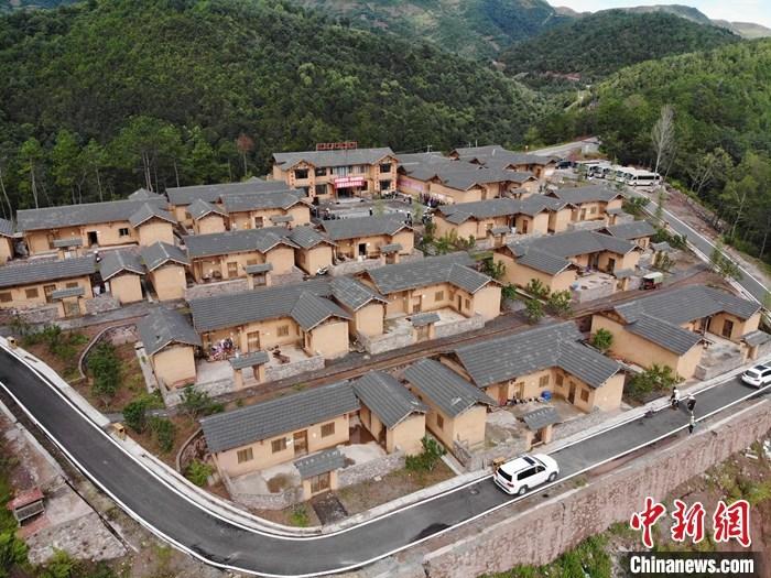 资料图：航拍昭觉县三岔河乡三河村新居。a target='_blank' href='http://www.chinanews.com/'中新社/a记者 张浪 摄