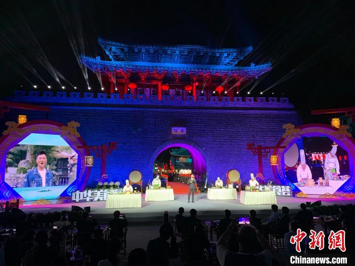扬州烹饪大师们登台献艺，展示他们的拿手绝活。崔佳明 摄