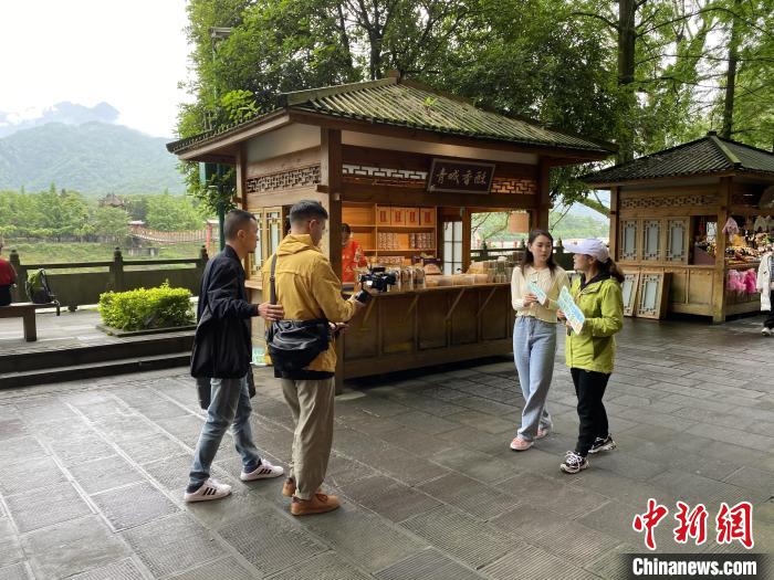 都江堰市推介大使作不忘初心之旅和“五一”文旅推介。成都市文化广电旅游局供图 都江堰市推介大使作不忘初心之旅和“五一”文旅推介。成都市文化广电旅游局供图