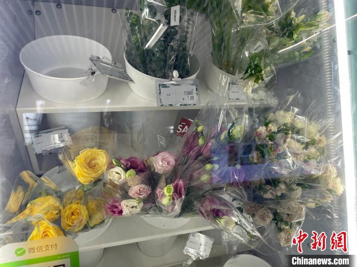 鲜花自助售卖机内的鲜花。张煜欢 摄