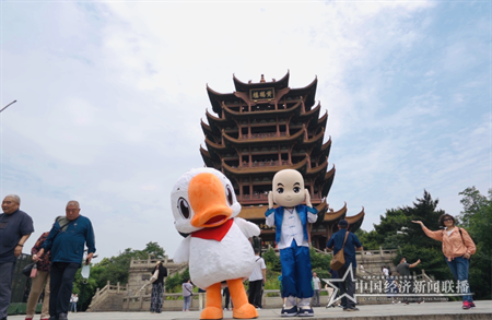 人偶兰小白、小师爷在黄鹤楼 (2) 苏立强.png