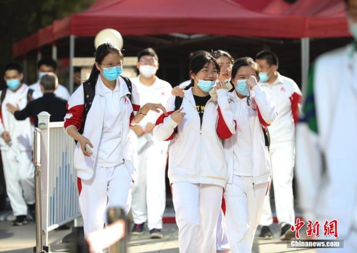 6月10日，在北京人大附中高考考点，考生面带微笑走出考场。当日，北京市2021年高考结束。 a target='_blank' href='http://www.chinanews.com/'中新社/a记者 赵隽 摄