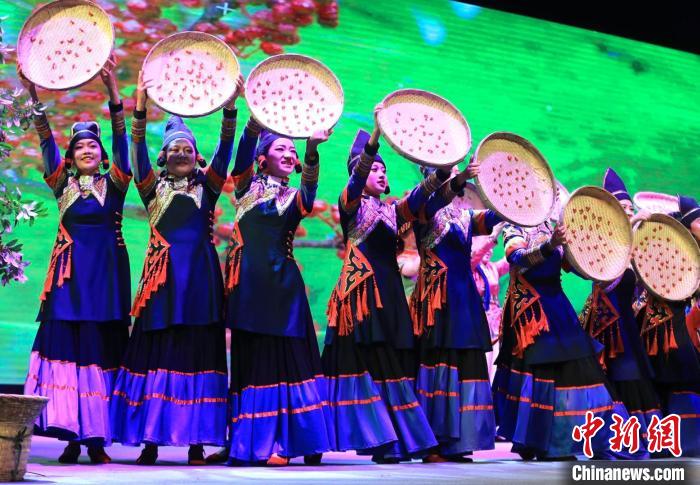 开幕式上,盐源县精心编排的文艺演出精彩绝伦,赢得观众阵阵欢呼和如雷掌声。王磊 摄 开幕式上,盐源县精心编排的文艺演出精彩绝伦,赢得观众阵阵欢呼和如雷掌声。王磊 摄