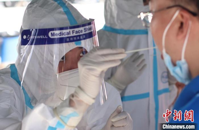 资料图:一周之内,有着900余万人口的南京市已开展两轮全员核酸检测,并开展第三轮全市全员核酸检测。泱波 摄 资料图:一周之内,有着900余万人口的南京市已开展两轮全员核酸检测,并开展第三轮全市全员核酸检测。泱波 摄