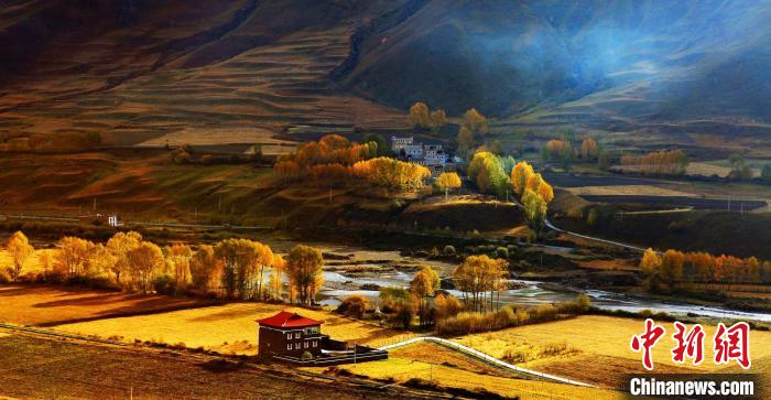 四川甘孜新都桥(四川省文化和旅游厅 供图)