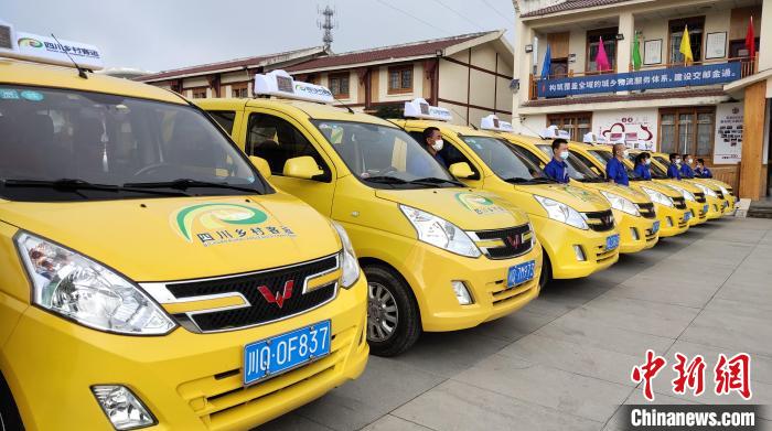 图为宜宾市江安县“金通工程”客运车辆。王鹏 摄