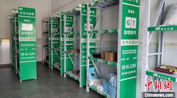 图为江安县阳春镇姜庙村金通邮快驿站的快递货架。王鹏 摄
