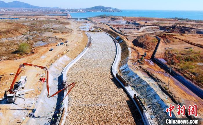 图为护岸工程现场航拍图。(无人机画面) 李松泽 摄 图为护岸工程现场航拍图。(无人机画面) 李松泽 摄