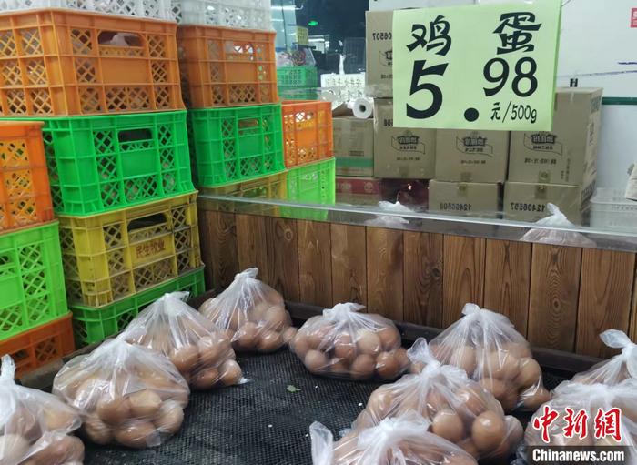 北京市西城区某超市售卖的鸡蛋。 a target='_blank' href='http://www.chinanews.com/' 中新网/a记者 谢艺观 摄 北京市西城区某超市售卖的鸡蛋。 a target='_blank' href='http://www.chinanews.com/' 中新网/a记者 谢艺观 摄