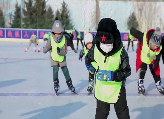 孩子们正在接受冰球训练.png