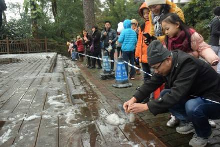 市民在警戒线外玩雪