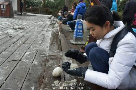 南宁13万人赏雪！保安拉警戒线护雪 防遭游客抢走