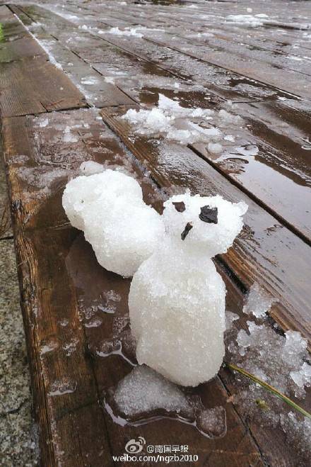 南宁13万人赏雪！保安拉警戒线护雪 防遭游客抢走