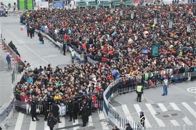 天冷路滑列车晚点 多地火车站旅客滞留(图)
