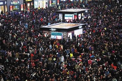 天冷路滑列车晚点 多地火车站旅客滞留(图)