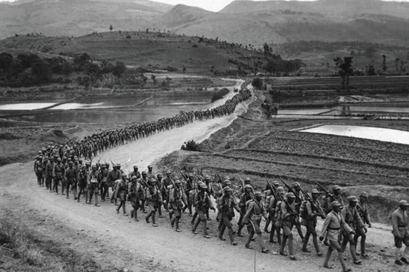 70 年前中国远征军在缅甸战场行军途中.jpg