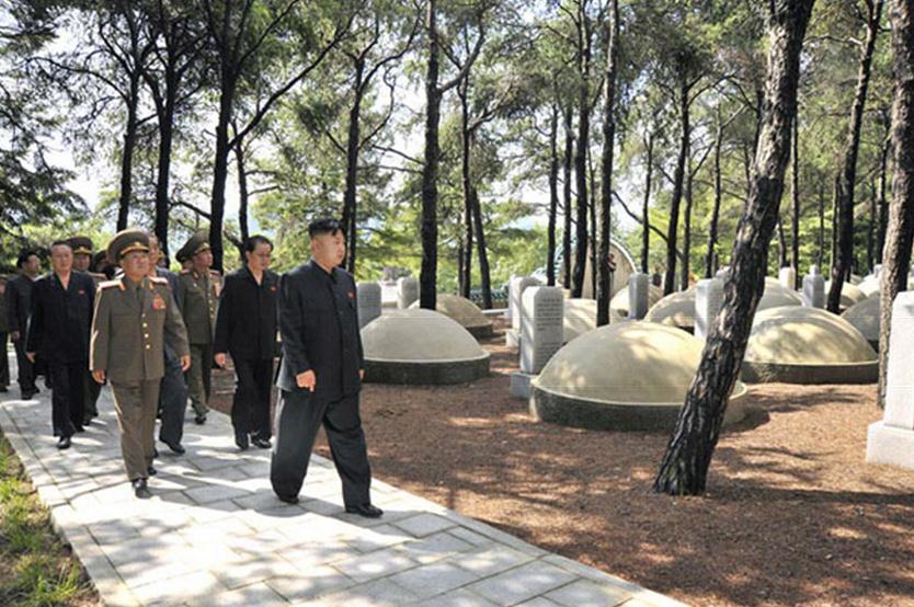 2013年7月30日，朝鲜最高领导人金正恩参拜中国人民志愿军烈士陵园.jpg