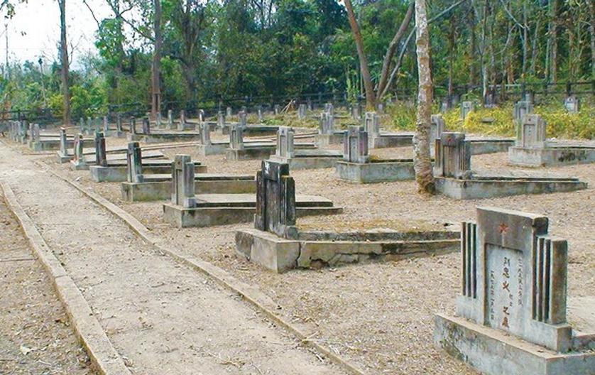 老挝孟赛的中国烈士陵园.jpg