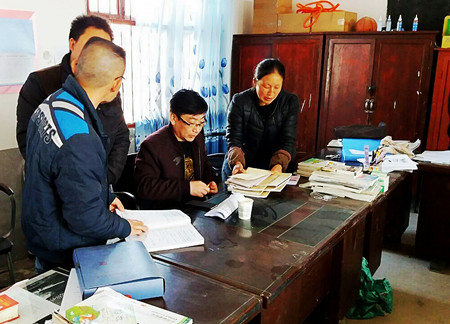 1460596267309829.jpg 图为重安市场分局局长廖朝军在开展执法检查.jpg