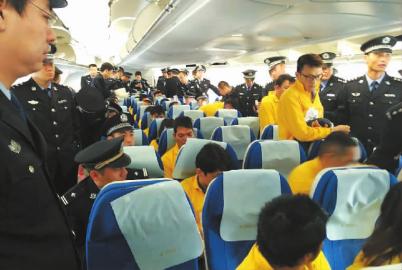 1462023926997476.jpg 97名电信诈骗犯罪嫌疑人从马来西亚被押解回国.jpg
