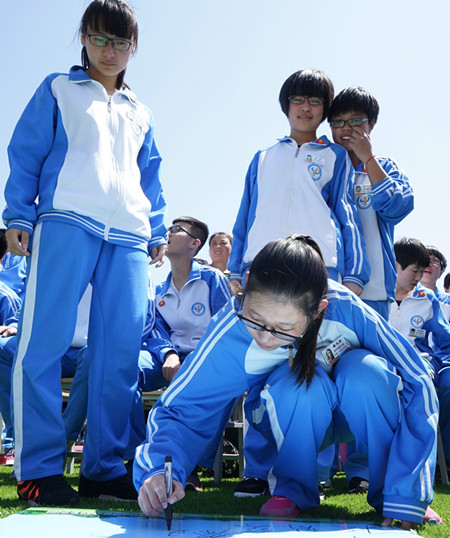 1462324035599244.jpg 平邑县举办纪念五四运动97周年暨18岁成人礼主题活动1.jpg