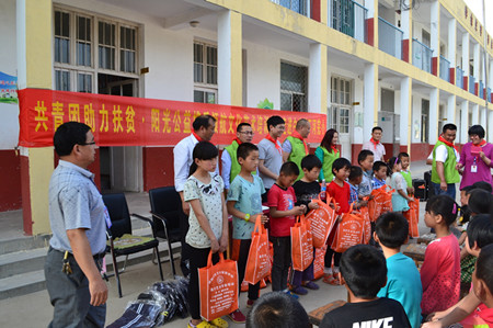 留守学童喜领运动服.jpg
