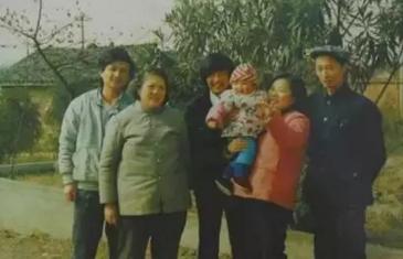 △陈满(左一)和家人的最后一张合影