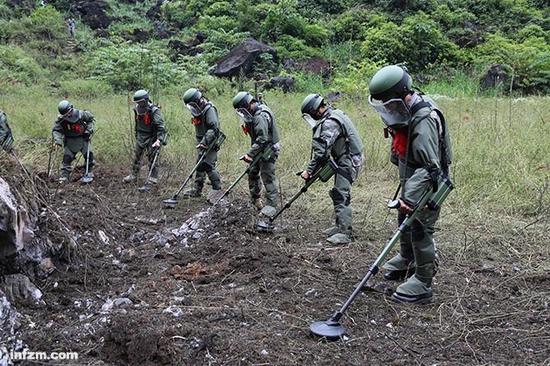 多型号地雷组成的混合型雷场,颇让工兵头疼,它们或深埋地下,或藏在石缝里,或掩于溪边。资料图