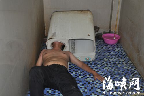 男子检修洗衣机,头却被卡住了