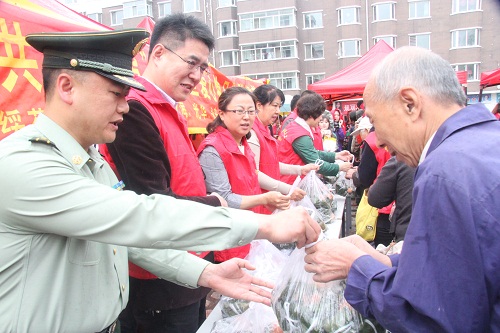 领导为贫困户发放鸡蛋和粽子2.JPG