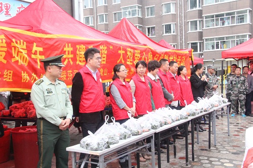 政协绥芬河市委员会副主席王俊波、张云玲、绥芬河镇镇长盖文红和政协科技文化组、公安武警绥北派出所的领导在活动现场.JPG