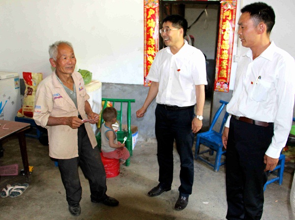 2 党员干部慰问巴东县绿葱坡镇思阳桥村贫困老党员.jpg