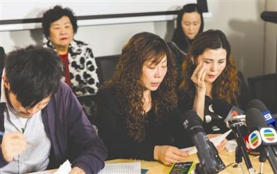 5月5日,冷孟梅的母亲张梅(前排中)在澳大利亚的媒体见面会上发言