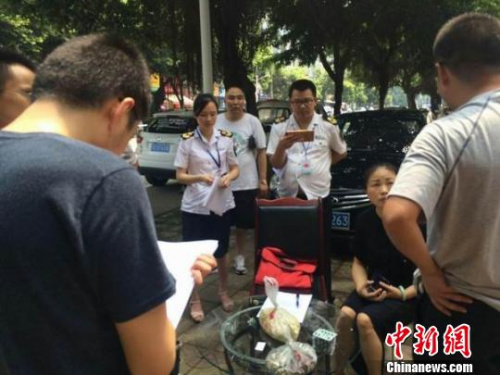 执法部门对业主李丽容调查取证 家属供图