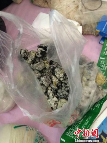 理疗店自制的发霉药品 家属供图
理疗店自制的发霉药品 家属供图