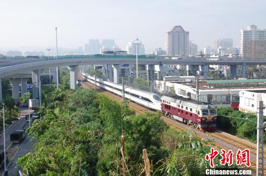 台风过后内燃机车助厦门动车组“脱困”（图）