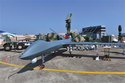 隐形战斗机歼20今日首次亮相 身披迷彩飞行