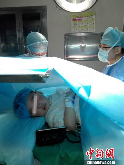 孩子边看动画边手术照片走红福州医生哄娃有高招 孩子边看动画边手术照片走红福州医生哄娃有高招