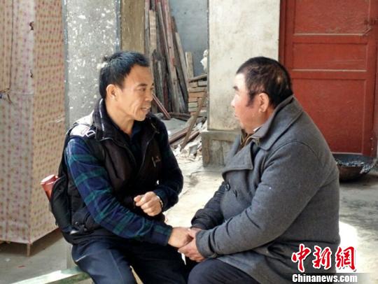 王思敏紧紧拉住刘德文的手,感谢王家的大恩人。朱志庚 摄 王思敏紧紧拉住刘德文的手,感谢王家的大恩人。朱志庚 摄