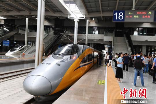 资料图。6月2日,随着一列动车检测车从宝鸡南站驶出,一路向西开往兰州西站,标志着中国首条贯通丝绸之路经济带的高铁——宝(宝鸡)兰(兰州)高铁进入全线拉通试验阶段,为宝兰高铁开通运营奠定了基础。杨艳敏 摄