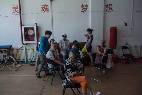 2017年7月10日，曾仪 （化名） 和十多名受骗老人.jpg